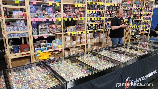 그 옆으로는 카드 트레이드 샵도 운영 중이었다 (사진: 게임메카 촬영)