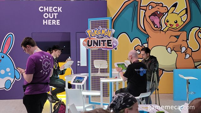 부스 뒷편에 자리한 플레이랩에서는 TCG와 포켓몬 유나이트를 즐길 수 있다 (사진: 게임메카 촬영)