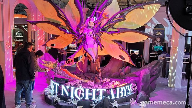 듀엣 나이트 어비스 부스에서는 캐릭터 스태츄가 시선을 사로잡는다 (사진: 게임메카 촬영)