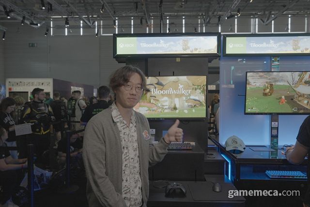 Xbox 시연 부스 앞에서 포즈를 취한 넷마블네오 박기빈 기획팀장 (사진제공: 넷마블)