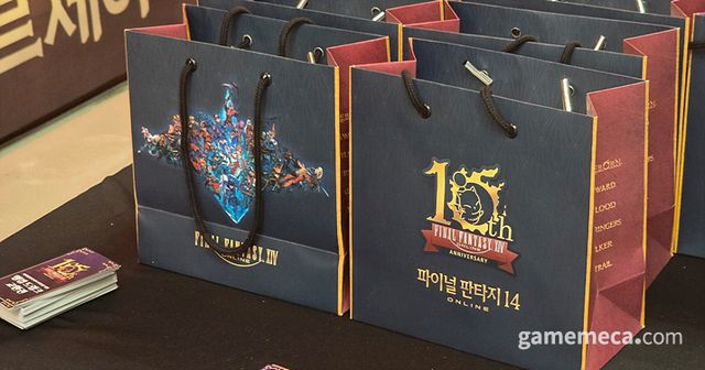 등록을 마치면 웰컴 굿즈를 담은 쇼핑백을 나누어준다 (사진: 게임메카 촬영)