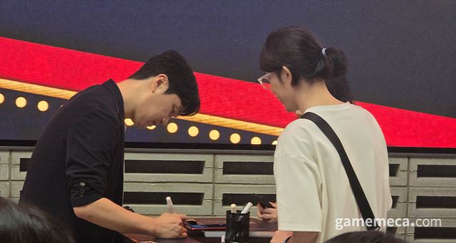 행사 중간중간 액토즈소프트 최정해 실장의 사인회와 (사진: 게임메카 촬영)