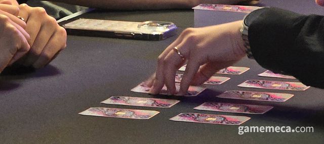 많은 모험가들이 자신의 운세를 확인하기 위해 줄섰다 (사진: 게임메카 촬영)