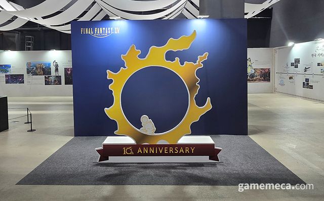 바로 옆에는 10주년의 역사를 한 자리에 담은 전시존도 준비됐다 (사진: 게임메카 촬영)