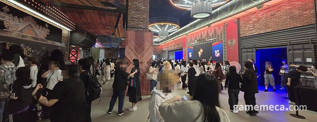 현장에는 이미 수많은 모험가들이 행사를 즐기기 위해 모여 있었다 (사진: 게임메카 촬영)