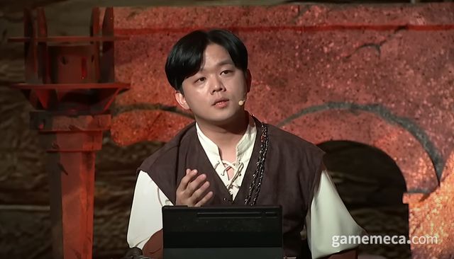 리니지M 생방송을 진행 중인 PD (사진출처: 리니지M 공식 영상 갈무리)