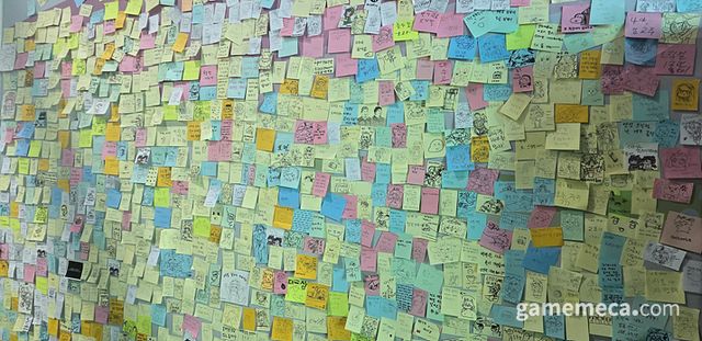 벽 전체를 빽빽하게 채운 메시지월이 등장한다 (사진: 게임메카 촬영)