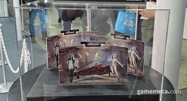 이 장면을 연상하게 하는 상품도 전시됐다 (사진: 게임메카 촬영)