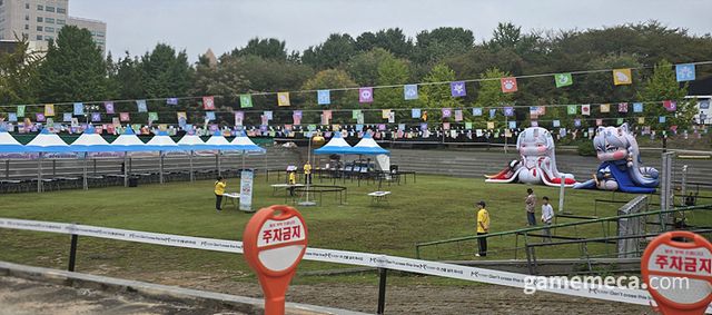 들어오자마자 보이는 야외 운동장은 다양한 콘텐츠가 준비돼 있다 (사진: 게임메카 촬영)
