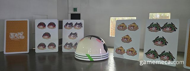 대표의 얼굴을 눌러 종을 치는 유사 할리갈리 게임의 특대버전 전시물과 (사진: 게임메카 촬영)