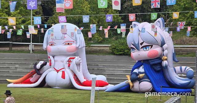 무엇보다 이목을 끈 건 바로 포토존. 포실하게 튀어나온 볼이 아주 귀엽지만 상상 이상으로 커 손이 닿기는 어려운 높이다 (사진: 게임메카 촬영)