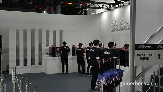 내부에서도 인원들이 플레이를 위해 준비 중이다 (사진: 게임메카 촬영)