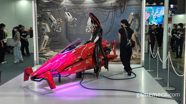 베요네타 코스플레이어 역시 바이크에 탑승할 준비를 마쳤다 (사진: 게임메카 촬영)