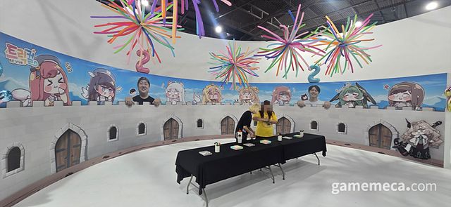 조금 더 안으로 들어가면, 2주년 축하를 위해 준비된 초거대 메시지월과 불쑥 고개를 내민 사?도 들이 등장 (사진: 게임메카 촬영)
