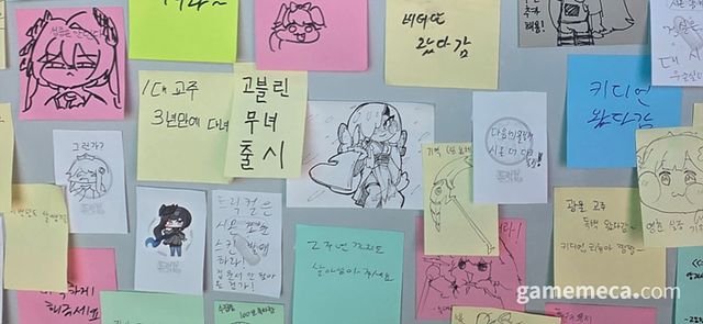 얼핏 보면 단순한 메시지월 같지만, 하나하나 살펴보면 지난 행사들마다 축하를 전했던 교주님들이 남기고 간 예전의 메시지들을 한 곳에 모아놓은 추억의 공간이었다 (사진: 게임메카 촬영)