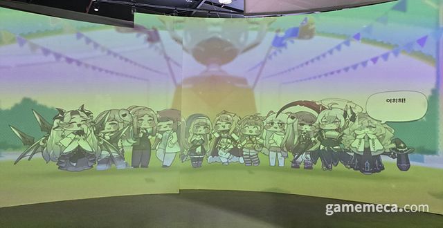 여러 사도들이 2주년을 축하하고 인사하는 영상과 함께 (사진: 게임메카 촬영)