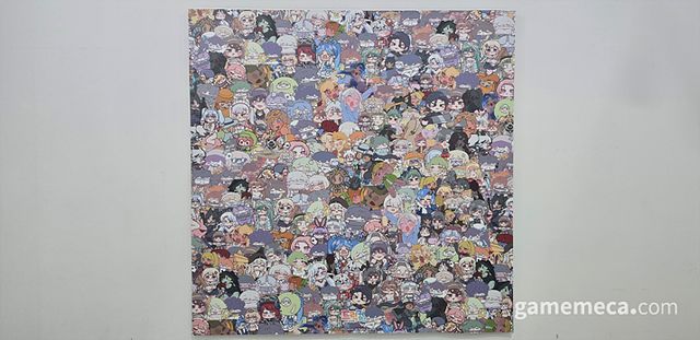 열 걸음 정도 떨어져 바라보면 현대미술 같은 콜라주를 볼 수 있다 (사진: 게임메카 촬영)