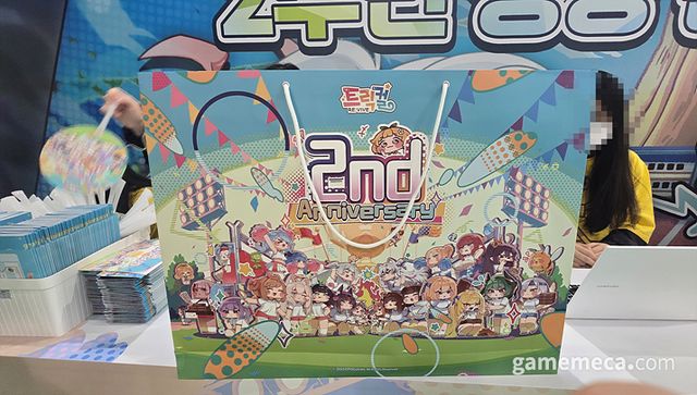 등록을 완료하면 다양한 굿즈와 거대한 가방을 수령할 수 있다. 압도적인 크기가 인상 깊다 (사진: 게임메카 촬영)