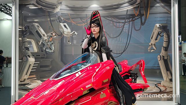 탑승을 완료한 '베요네타', 특유의 눈빛이 느껴진다 (사진: 게임메카 촬영)