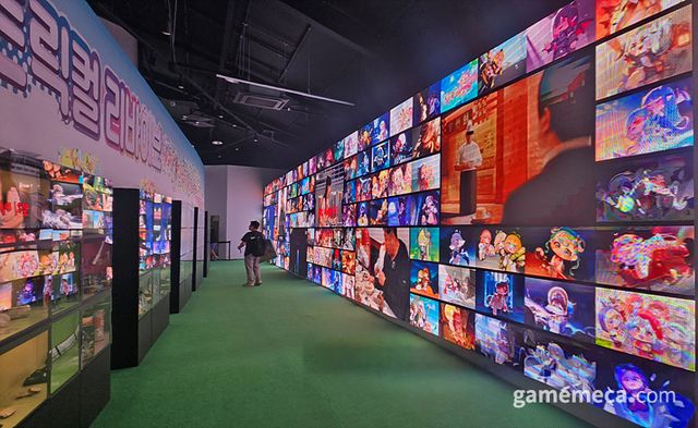 굿즈 전시와 이전의 기록을 한곳에 만나볼 수 있는 아주 긴 복도가 등장 (사진: 게임메카 촬영)