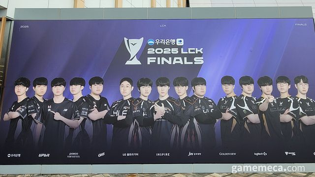 입구에는 결선에 진출한 kt롤스터, 젠지, 한화생명e스포츠가 기다리고 있다 (사진: 게임메카 촬영)