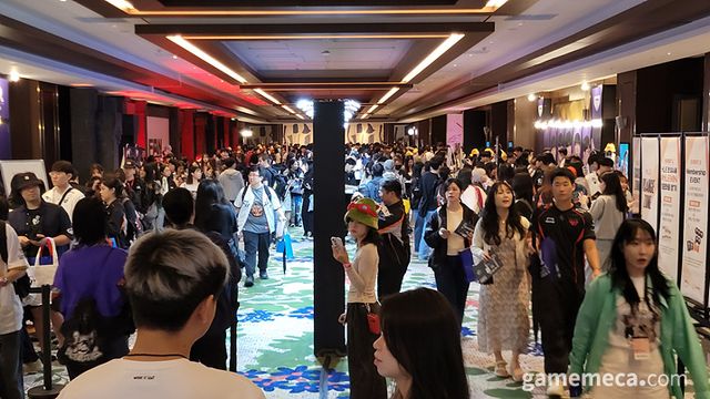어마어마한 인파가 몰린 팬 페스타 입구 (사진: 게임메카 촬영)