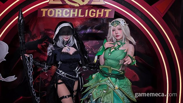 포토존을 장식한 코스어들 (사진: 게임메카 촬영 )