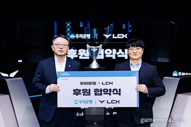 협약식에 참석한 정진완 우리은행장(좌)과 조혁진 라이엇게임즈 한국 대표(우) (사진제공: 라이엇게임즈)