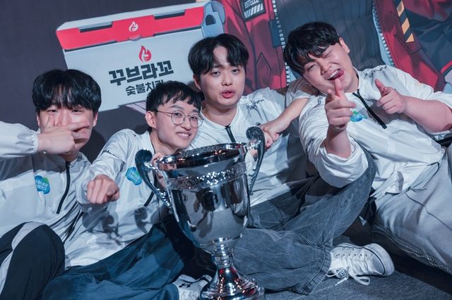 꾸브라꼬배 이터널 리턴 마스터즈 시즌 9에서 우승한 경기 이네이트 선수단(사진제공: 경기콘텐츠진흥원)