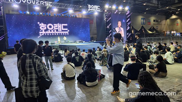 다시 안으로 복귀, 행사가 한창