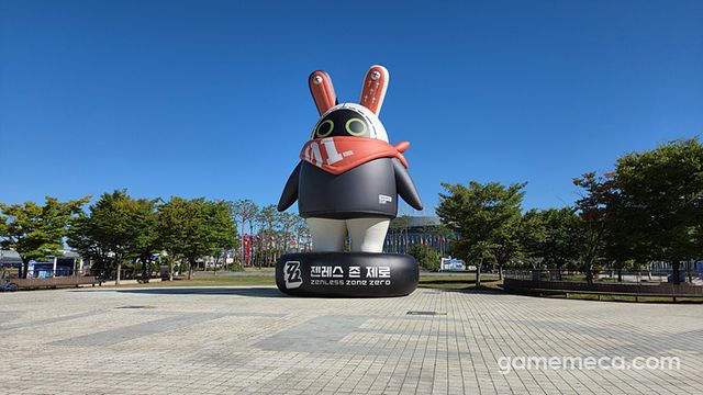입구부터 반겨주는 젠존제 마스코트 '이아스