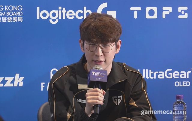 질문에 답변 중인 '룰러' 박재혁과 '듀로' 주민규 (사진: 게임메카 촬영)