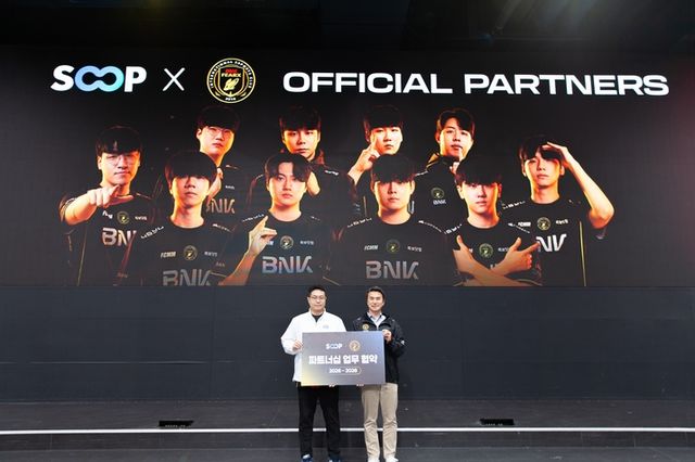 SOOP과 BFX 협약식 현장(사진 오른쪽부터 SOOP 최영우 대표, BFX 김해찬 대표)(사진제공: SOOP)