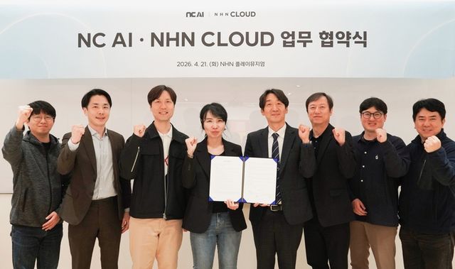 NHN클라우드와 NC AI 관계자들이 협약식에서 기념 촬영을 했다(사진제공: NHN클라우드).
