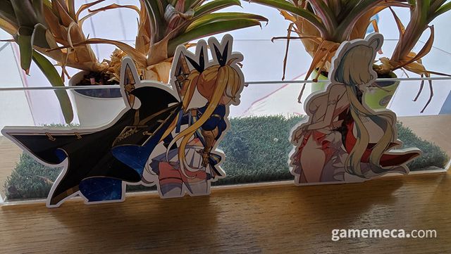 전투원의 스킬 사용 연출을 묘사한 스탠드 (사진: 게임메카 촬영)