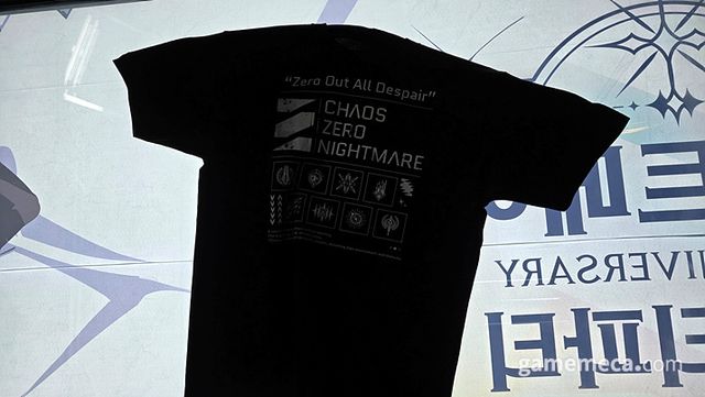 아크릴 피규어, 캔뱃지, 티셔츠 등 다양한 굿즈도 빠질 수 없죠 (사진: 게임메카 촬영)