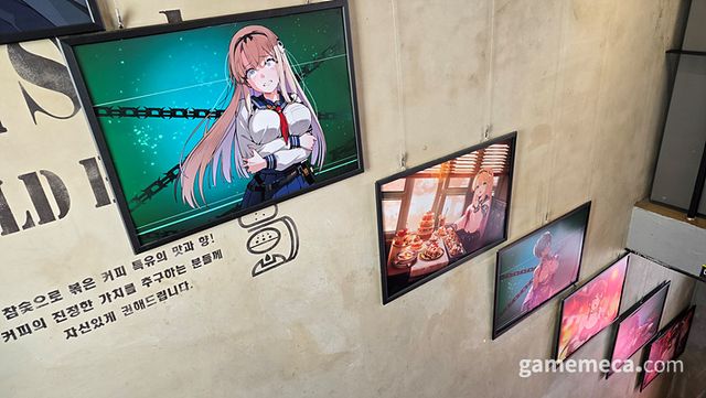 입구부터 티페라, 하루 등 전투원들의 액자가 걸려있다 (사진: 게임메카 촬영)