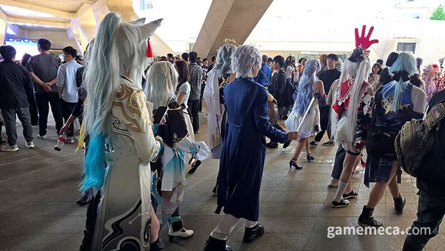 사람들 사이에 자연스럽게 돌아다니는 스타레일 캐릭터 덕분에 마치 게임 속에 있는 느낌이 듭니다 (사진: 게임메카 촬영)