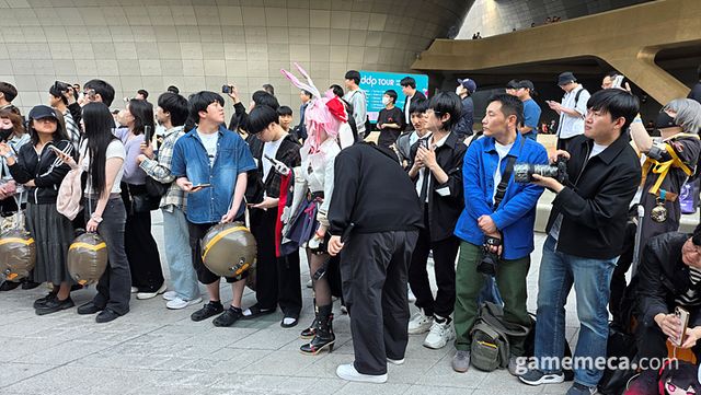 퍼레이드 참여자 외에도 관람객 사이에서 사진을 있는 코스어분들도 여럿 보입니다 (사진: 게임메카 촬영)