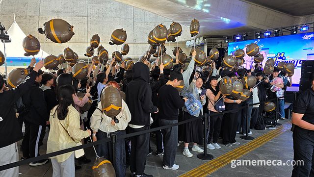 다같이 모여 풍선을 흔드는 모습이 실로 장관입니다 (사진: 게임메카 촬영)