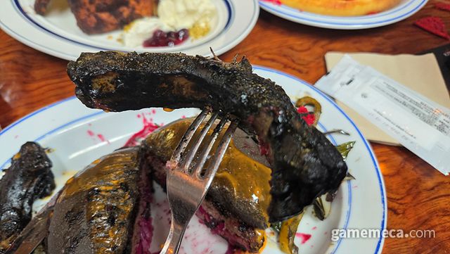 버거 사이에는 무려 바베큐 립이 껴 있다. 탄 것 같아 보인다면 그건 착각 (사진: 게임메카 촬영)