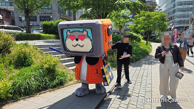 행사 전부터 게임 속 마스코트가 거리를 활보하고 있다