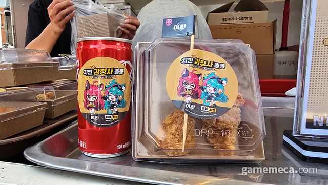 행사장 밖에서는 네네치킨과 콜라보 기념으로 무려 치킨을 나눠주고 있었다