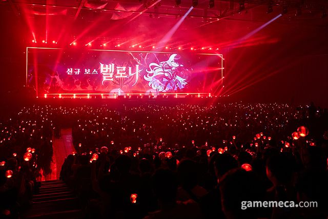 거대한 도끼를 휘두르는 광전사 '벨로나' (사진제공: 넥슨)