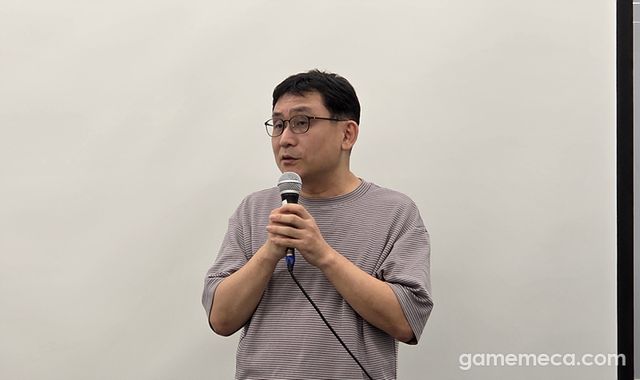 질문에 답변 중인 최연규 디렉터 (사진: 게임메카 촬영)
