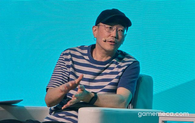 김용하 본부장은 라이브 서비스에서 오는 환경과 퍼블리셔와의 논의 등, 현실적인 문제를 언급하면서도 이를 결정하는 위치에서 발생하는 여러 장단점을 언급했다 (사진: 게임메카 촬영)