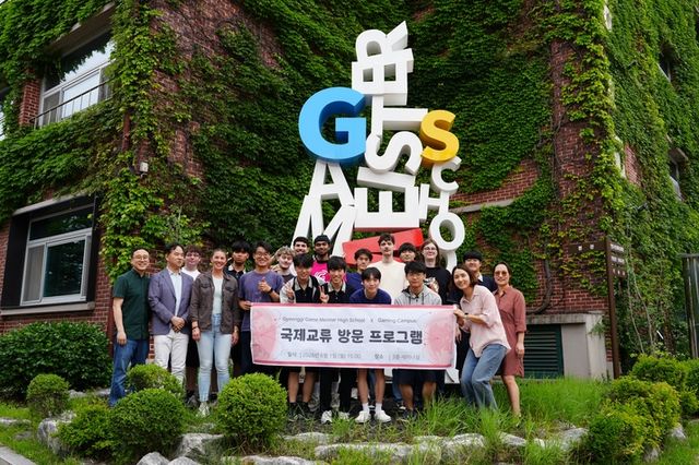 경기게임마이스터고 학생들이 프랑스 게이밍 캠퍼스 학생들과 게임 콘텐츠에 대해 의견을 교환하고 있다(사진제공: 경기게임마이스터고).