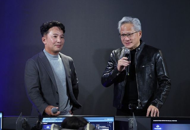 엔씨와 엔비디아 주요 관계자 PC방 회동 모습(사진제공: 엔씨)