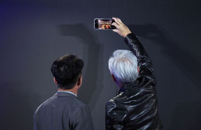 엔씨와 엔비디아 주요 관계자 PC방 회동 모습(사진제공: 엔씨)