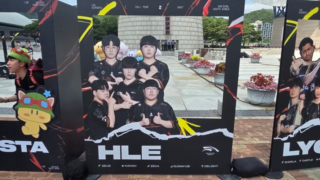 MSI에 참가한 팀 전원을 담은 포토 프레임도 마련돼 있다 (사진: 게임메카 촬영)